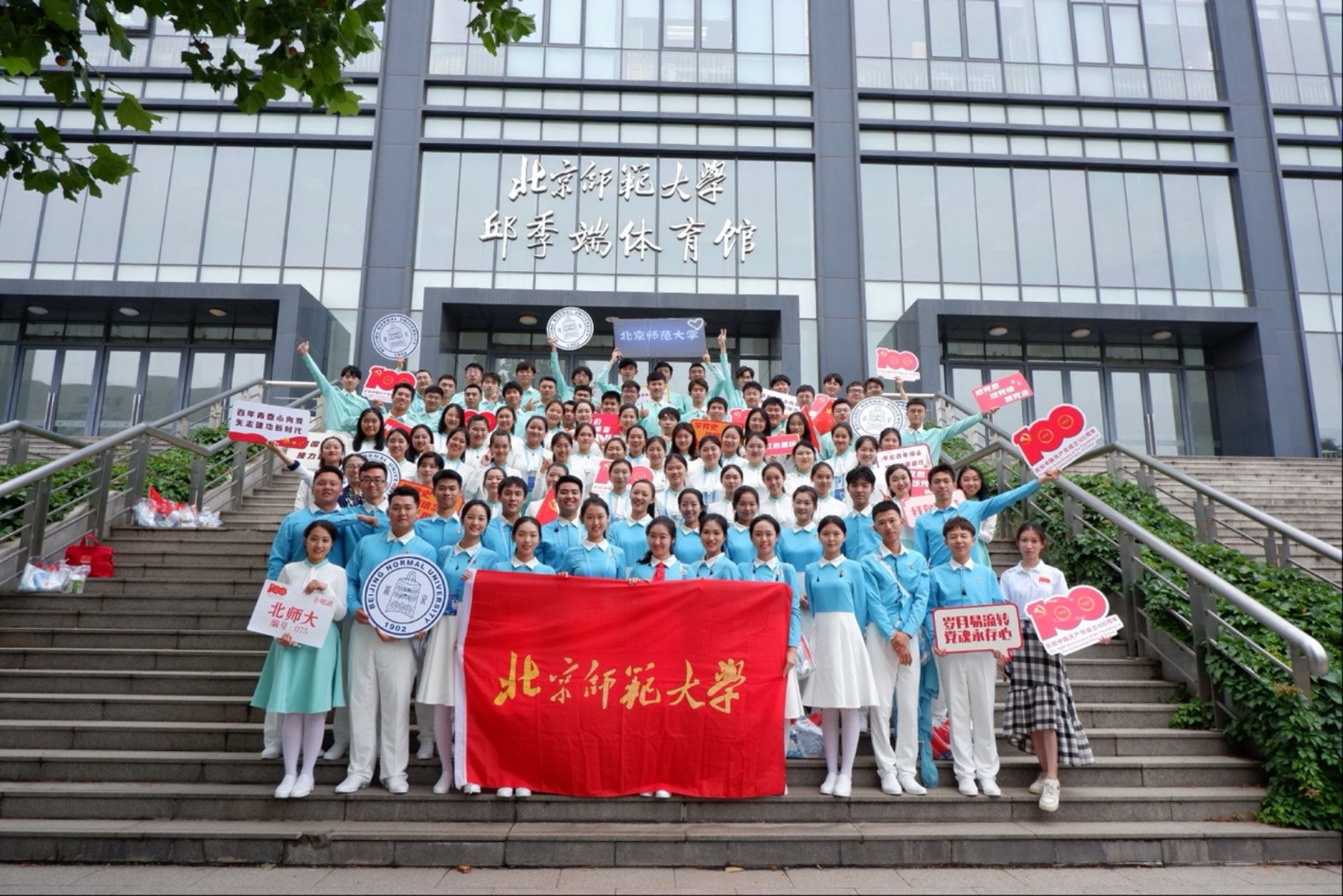 一群人站在围栏后面

中度可信度描述已自动生成