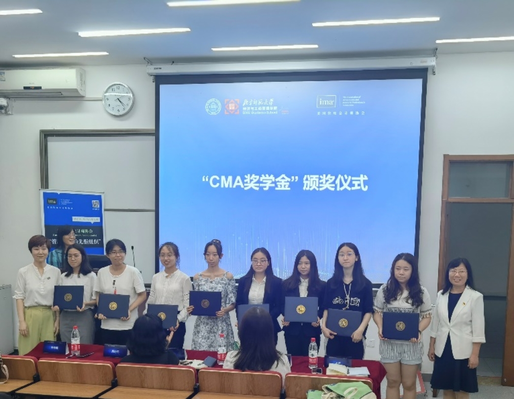 A group of people in front of a screen

Description automatically generated with medium confidence