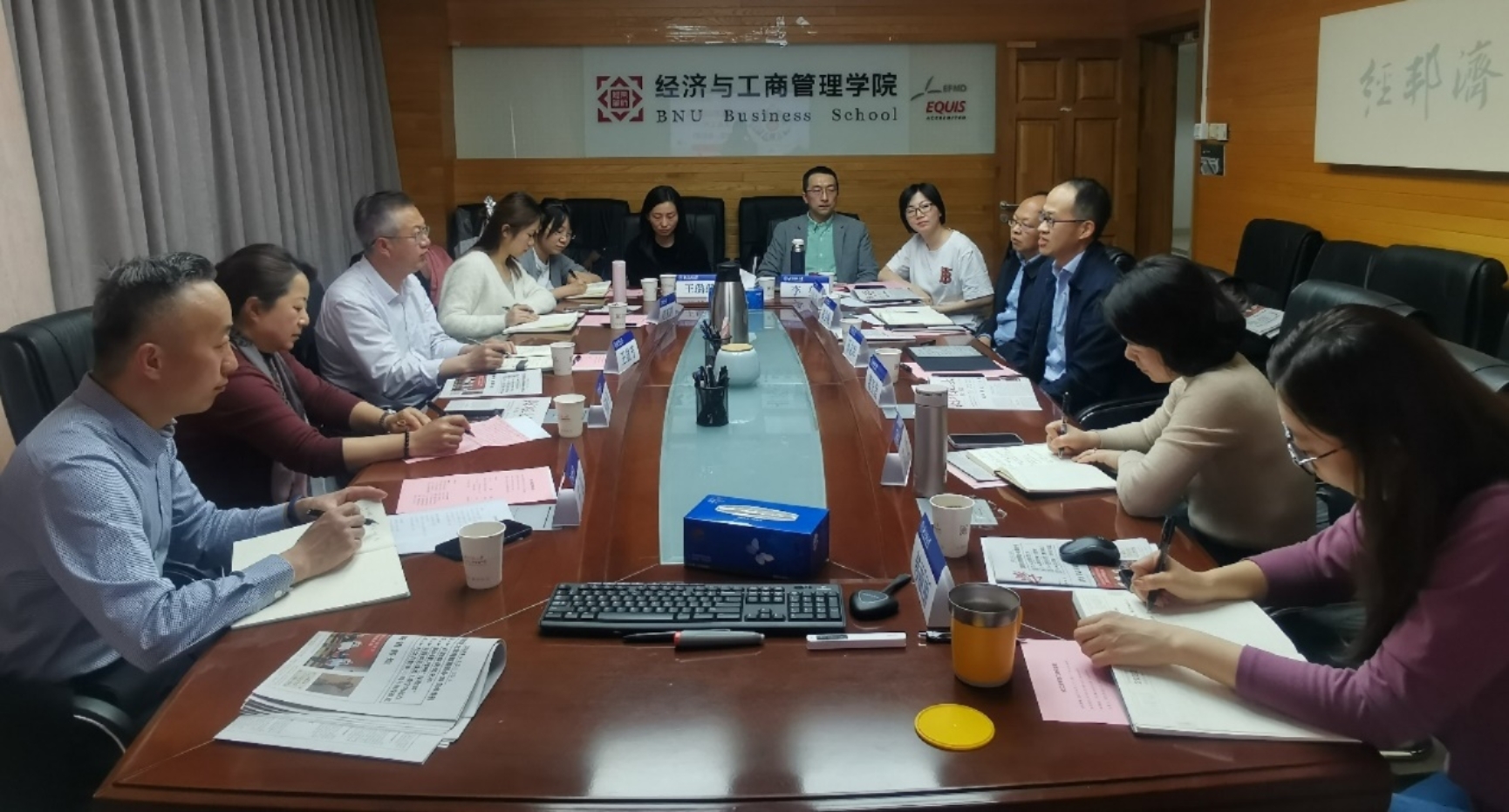 桌子上的电脑和人

低可信度描述已自动生成