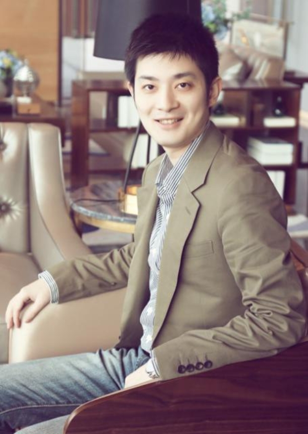 床上的人
中度可信度描述已自动生成