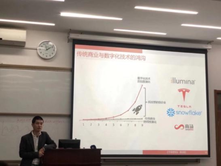 图片包含 室内, 天花板, 男人, 站
描述已自动生成