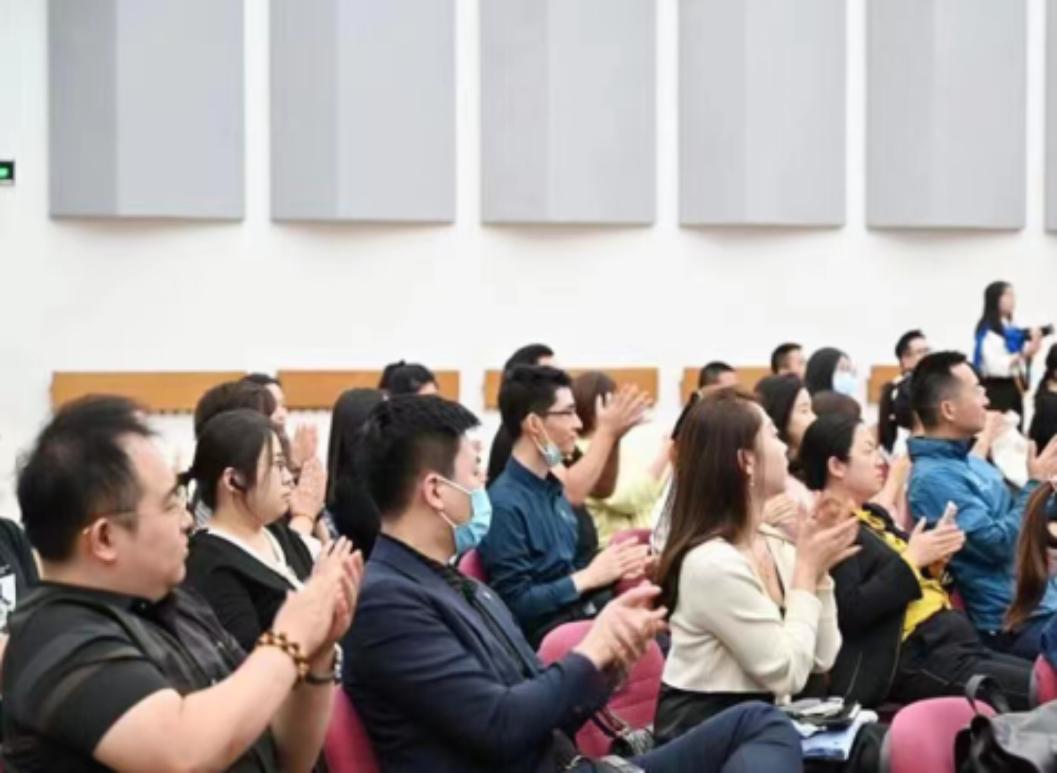 大厅里的一群人

描述已自动生成