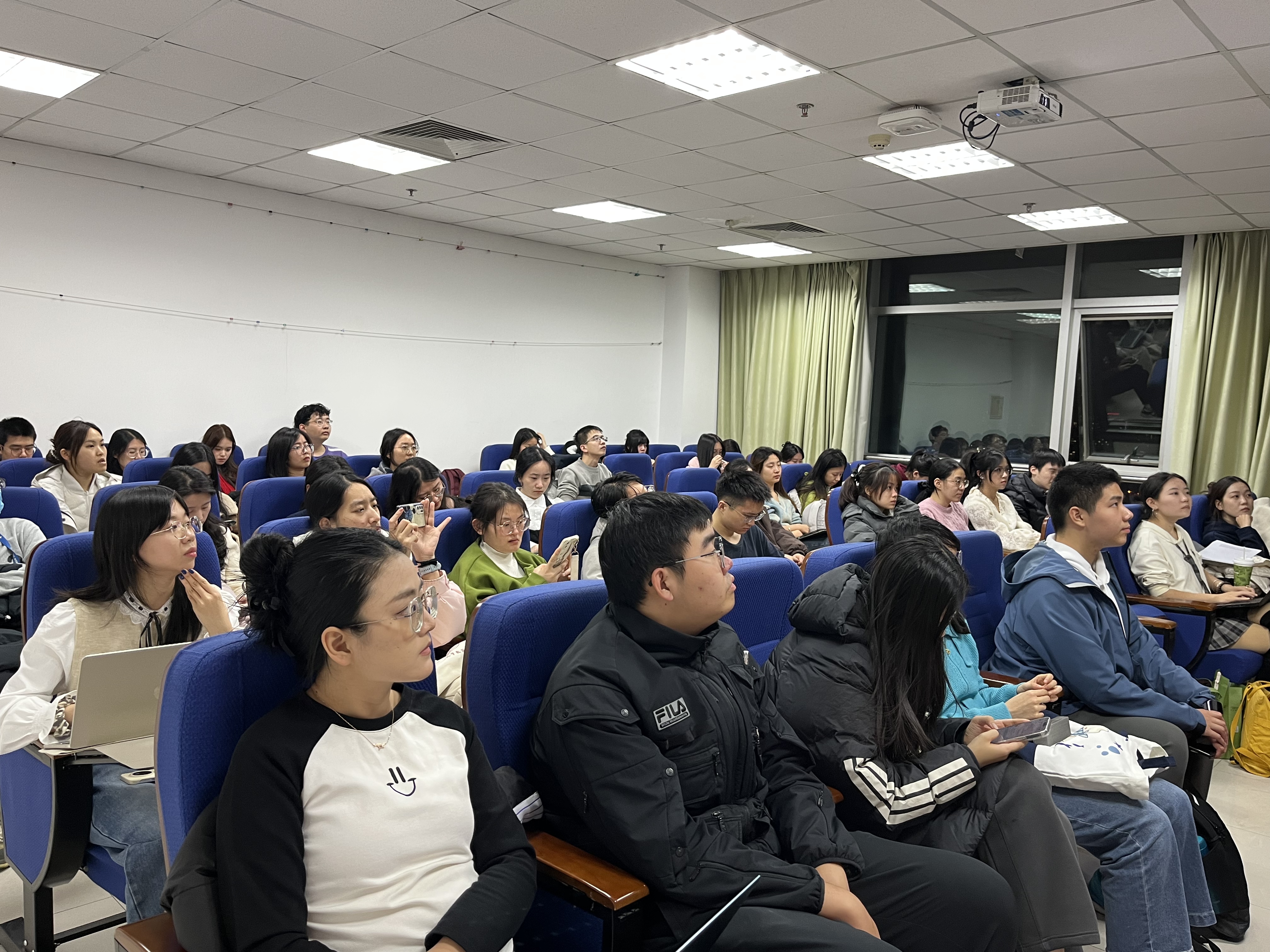 讲座现场.jpg